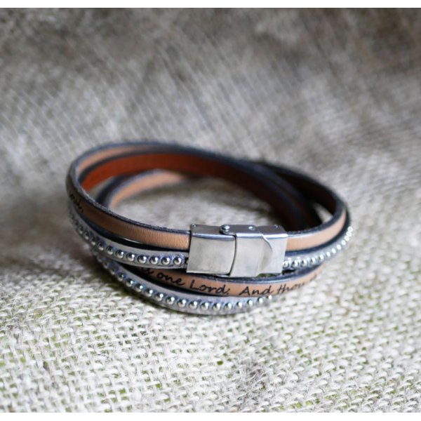 Bracelete de couro cinzento gravado duas vezes com contas de prata, personaliz&aacute;vel