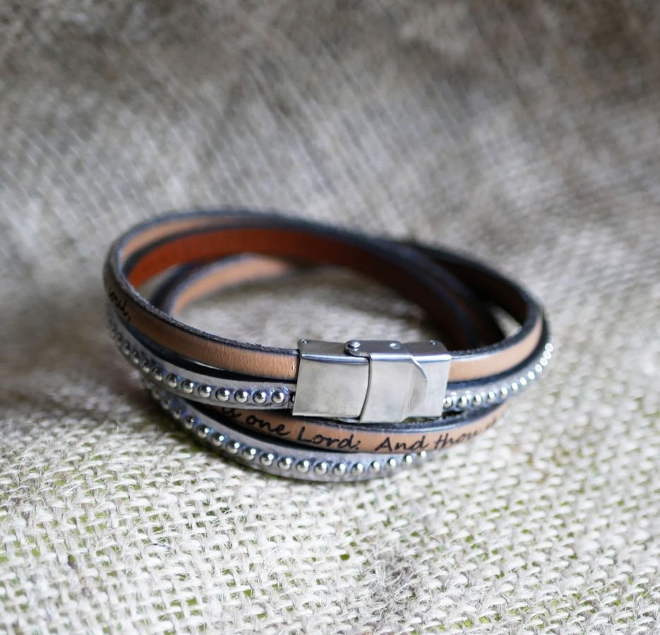 Bracelete de couro cinzento gravado duas vezes com contas de prata, personalizável