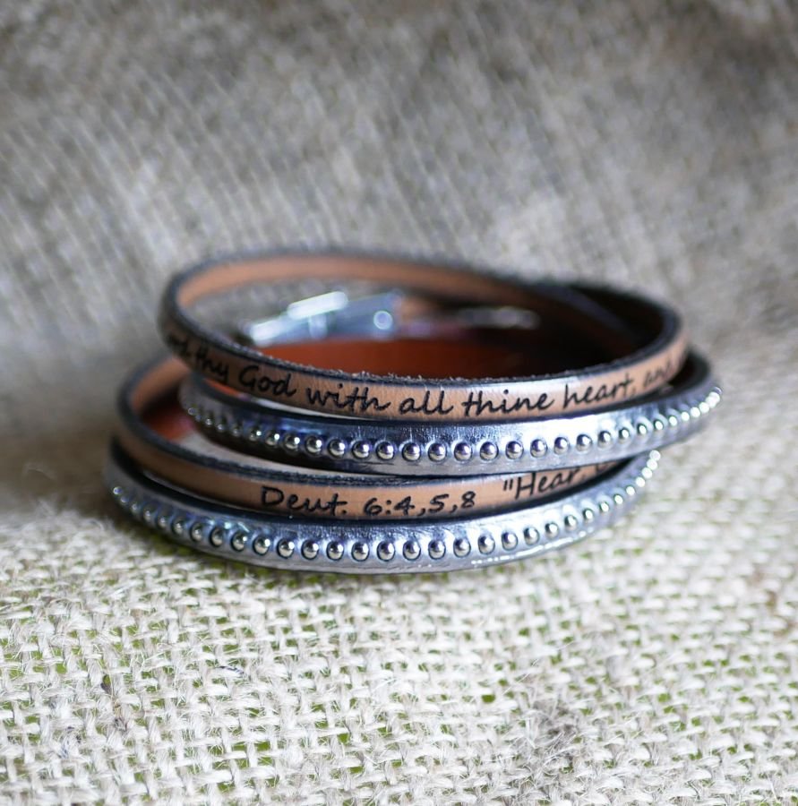 Bracelete de couro cinzento gravado duas vezes com contas de prata, personalizável