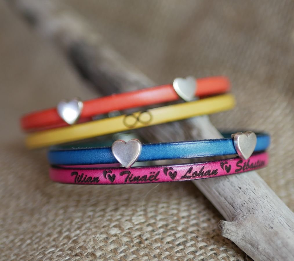Pulseira de couro em duo com laços em forma de coração, personalizável para mulheres 