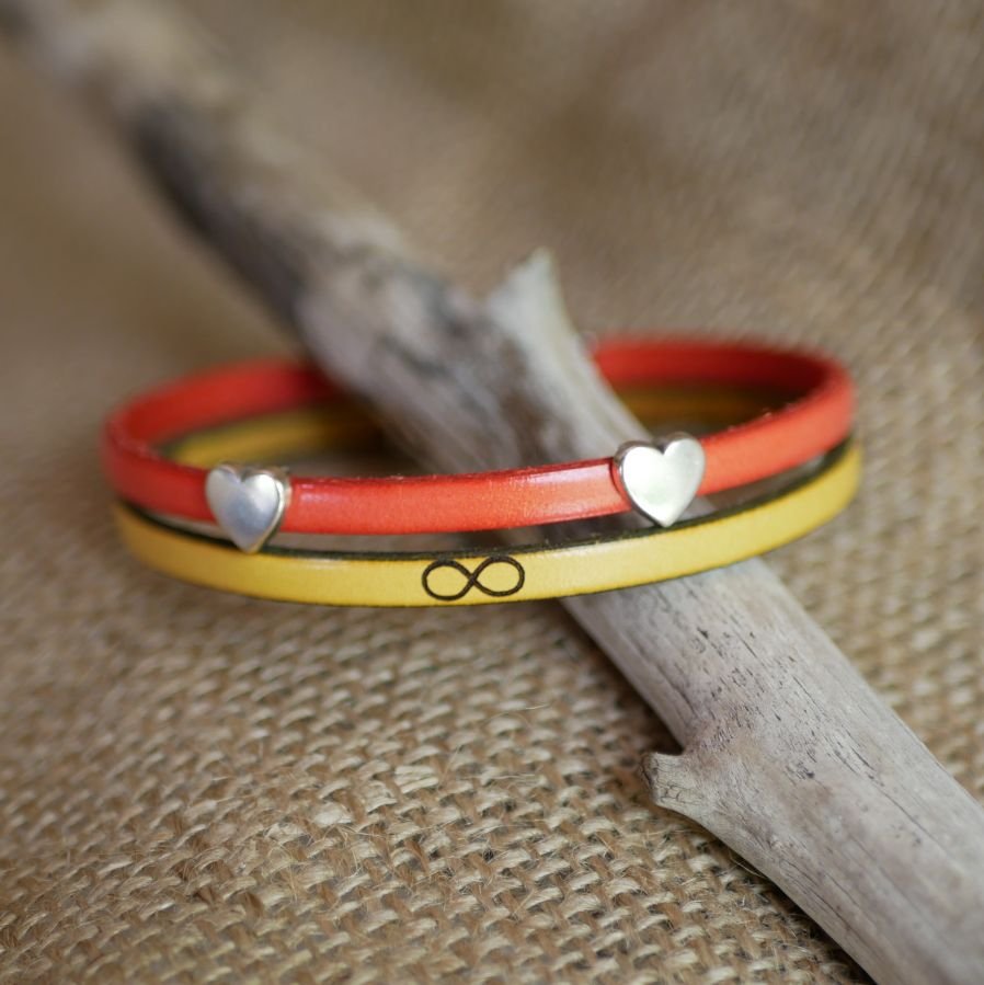 Pulseira de couro em duo com laços em forma de coração, personalizável para mulheres 