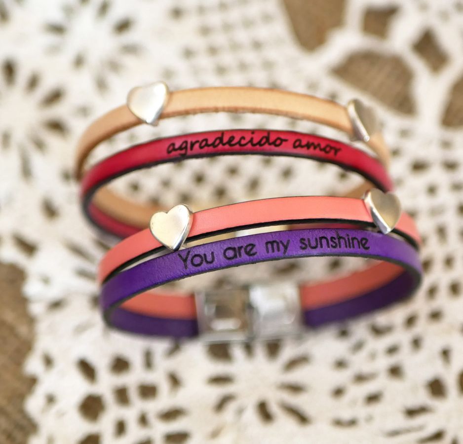 Pulseira de couro em duo com laços em forma de coração, personalizável para mulheres 