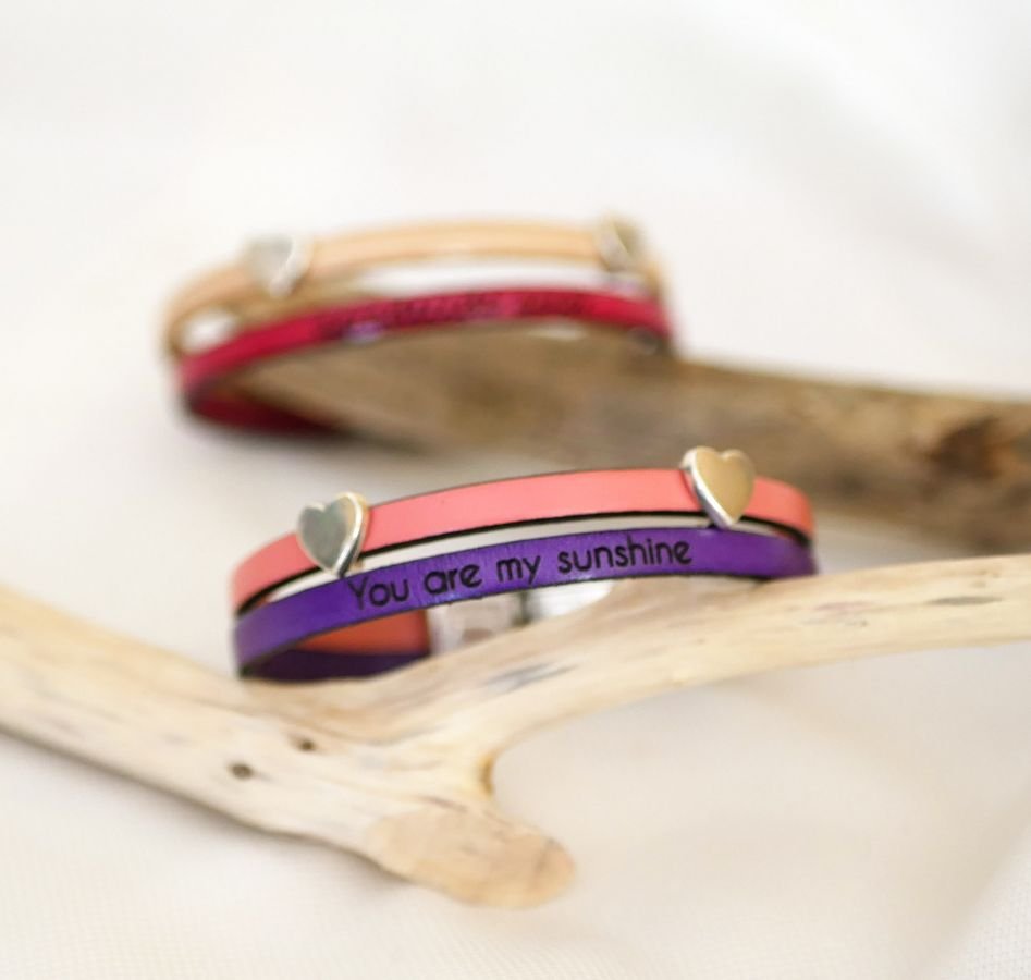 Pulseira de couro em duo com laços em forma de coração, personalizável para mulheres 