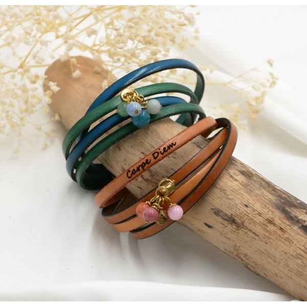 Pulseira duo de couro com pingente de p&eacute;rolas para ser personalizada