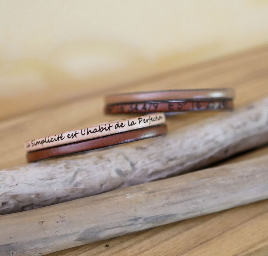 Correia personalizável de couro de cor dupla para homens e mulheres
