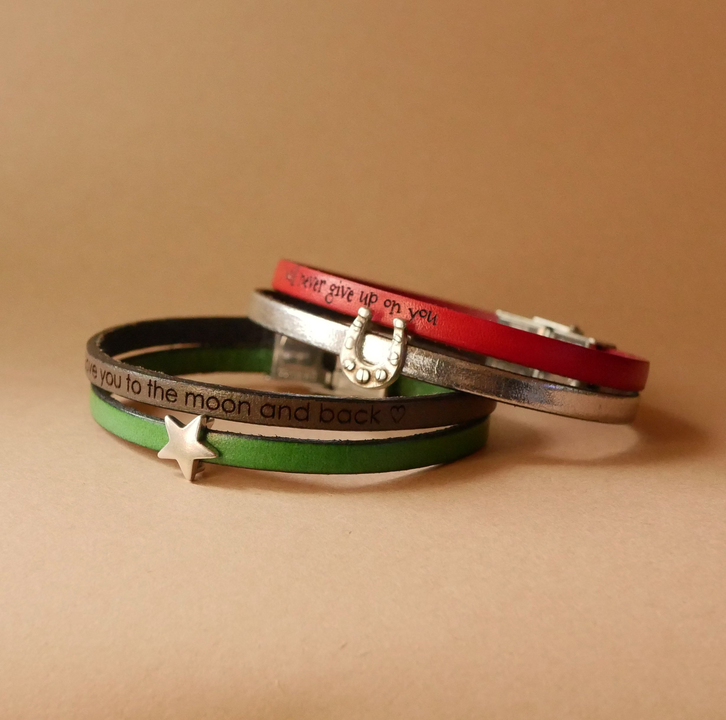 Pulseira dupla em pele para personalizar com um coração, uma estrela ou um laço infinito