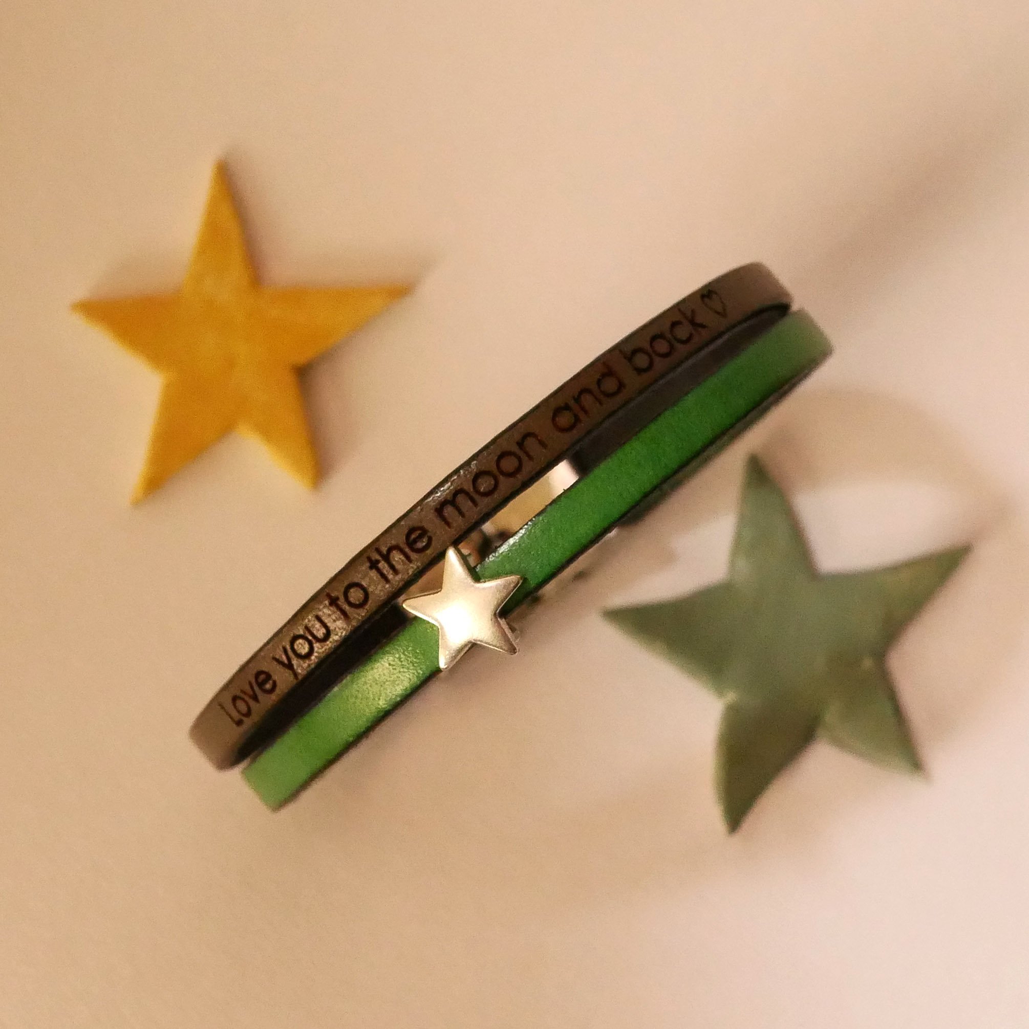 Pulseira dupla em pele para personalizar com um cora&ccedil;&atilde;o, uma estrela ou um la&ccedil;o infinito