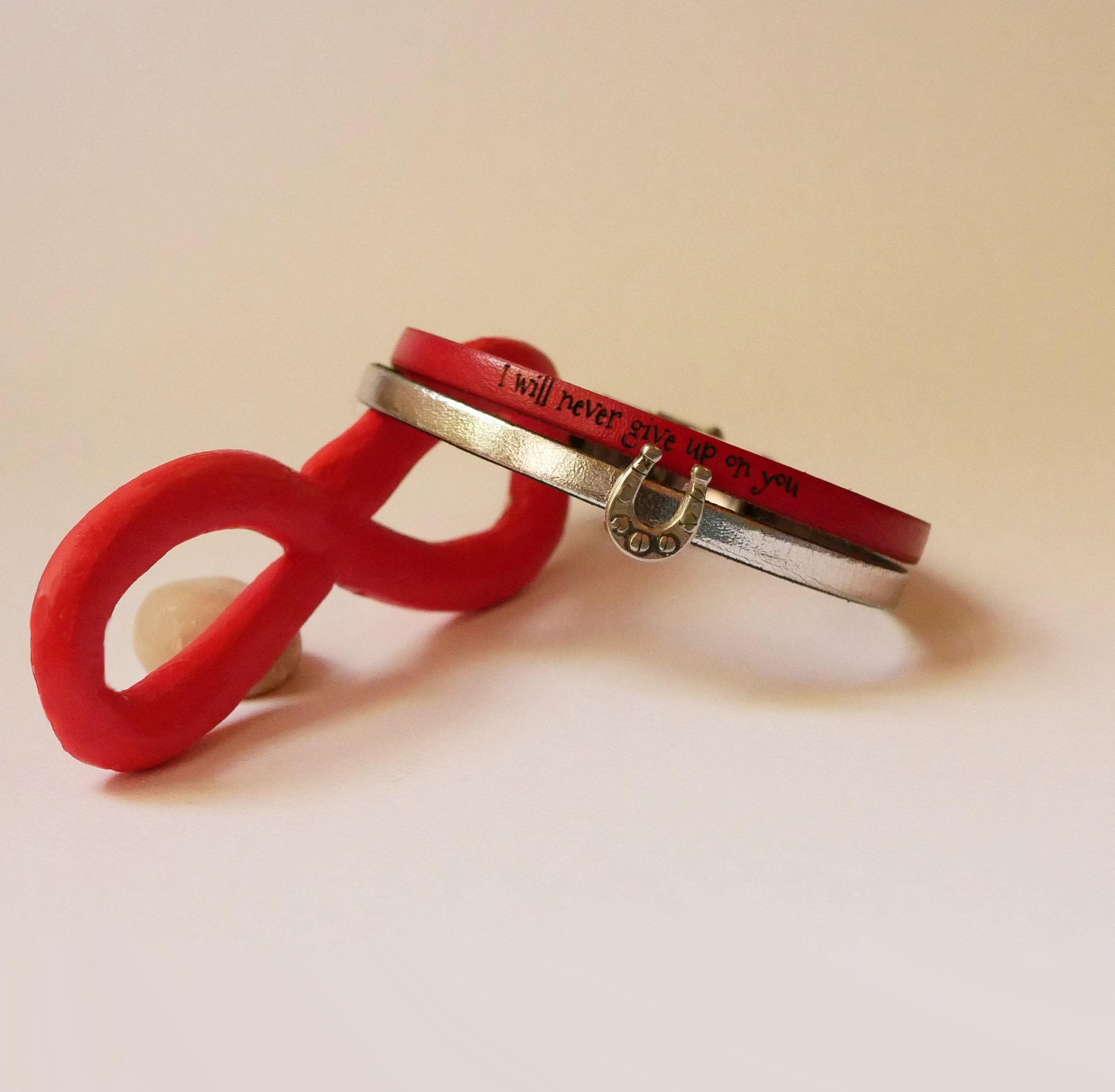 Pulseira dupla em pele para personalizar com um coração, uma estrela ou um laço infinito