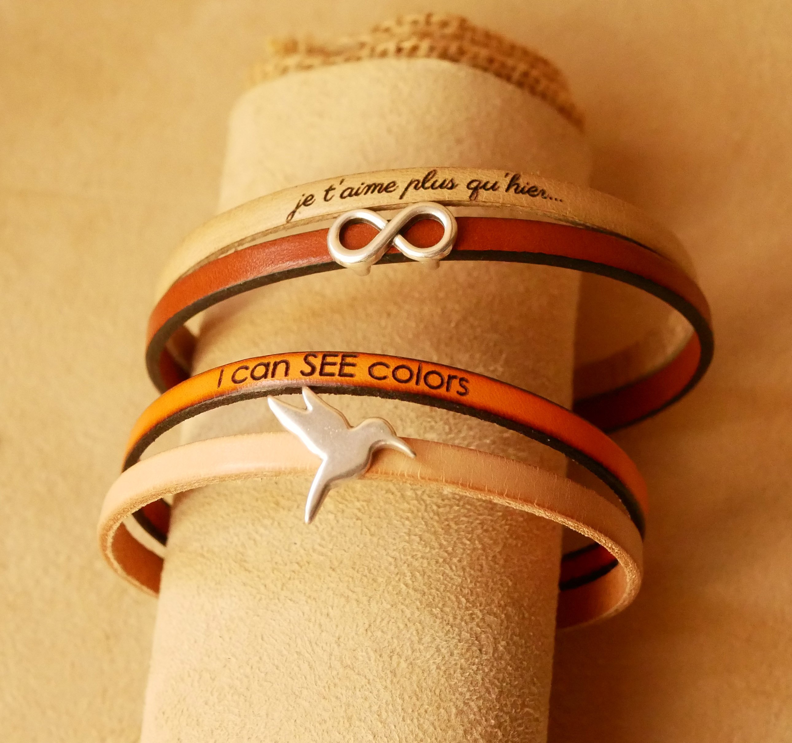 Pulseira dupla em pele para personalizar com um coração, uma estrela ou um laço infinito