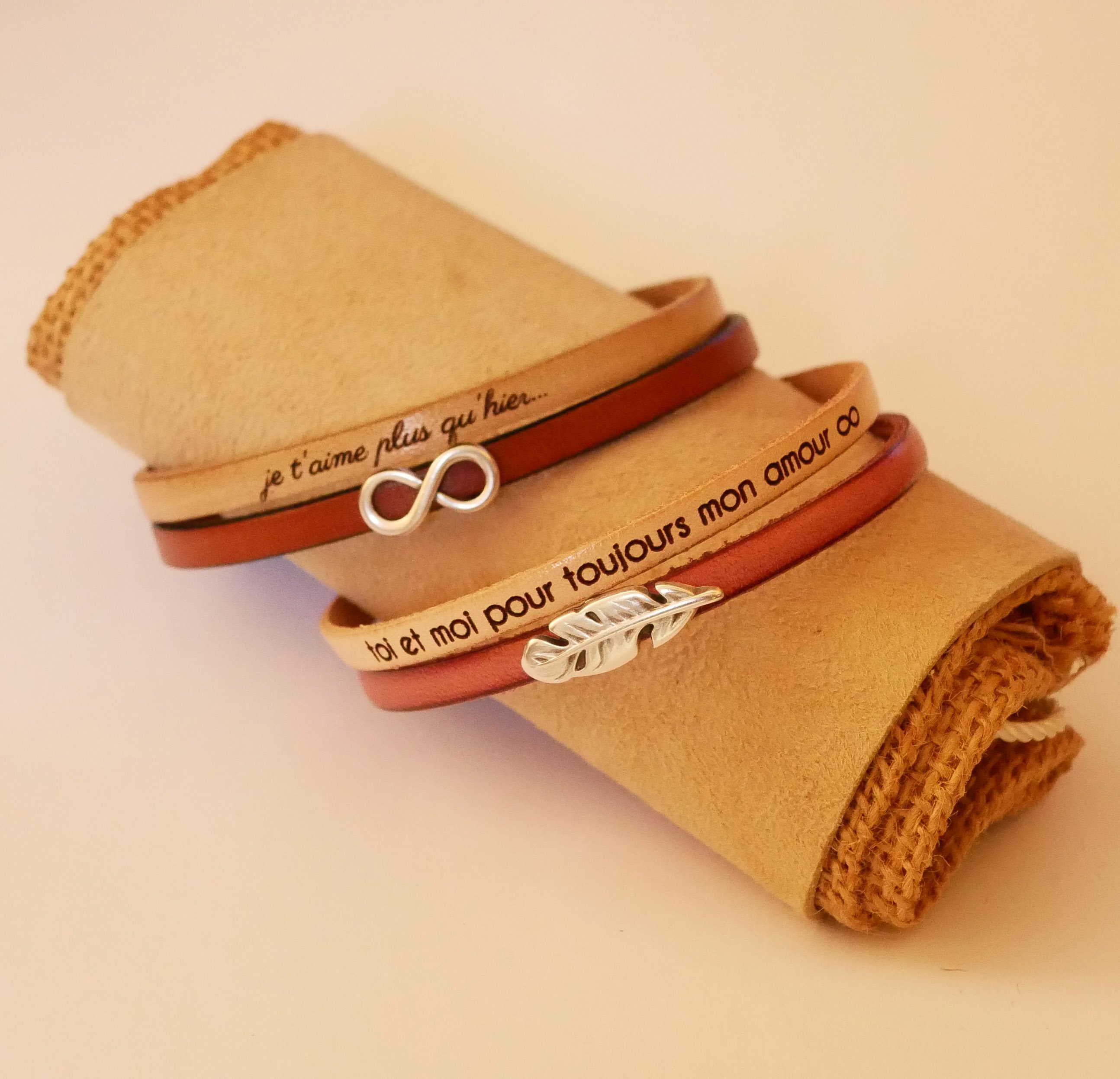 Pulseira dupla em pele para personalizar com um coração, uma estrela ou um laço infinito