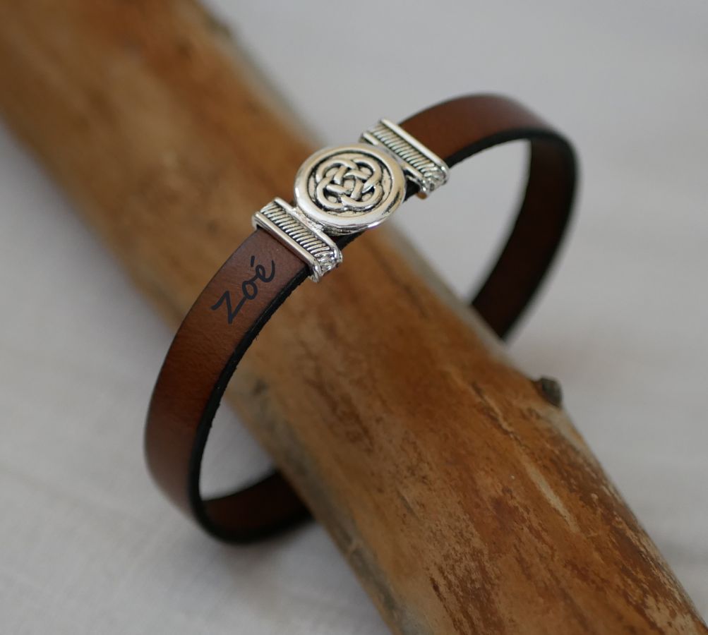 Pulseira de couro decorada com nó celta, personalizável por gravação