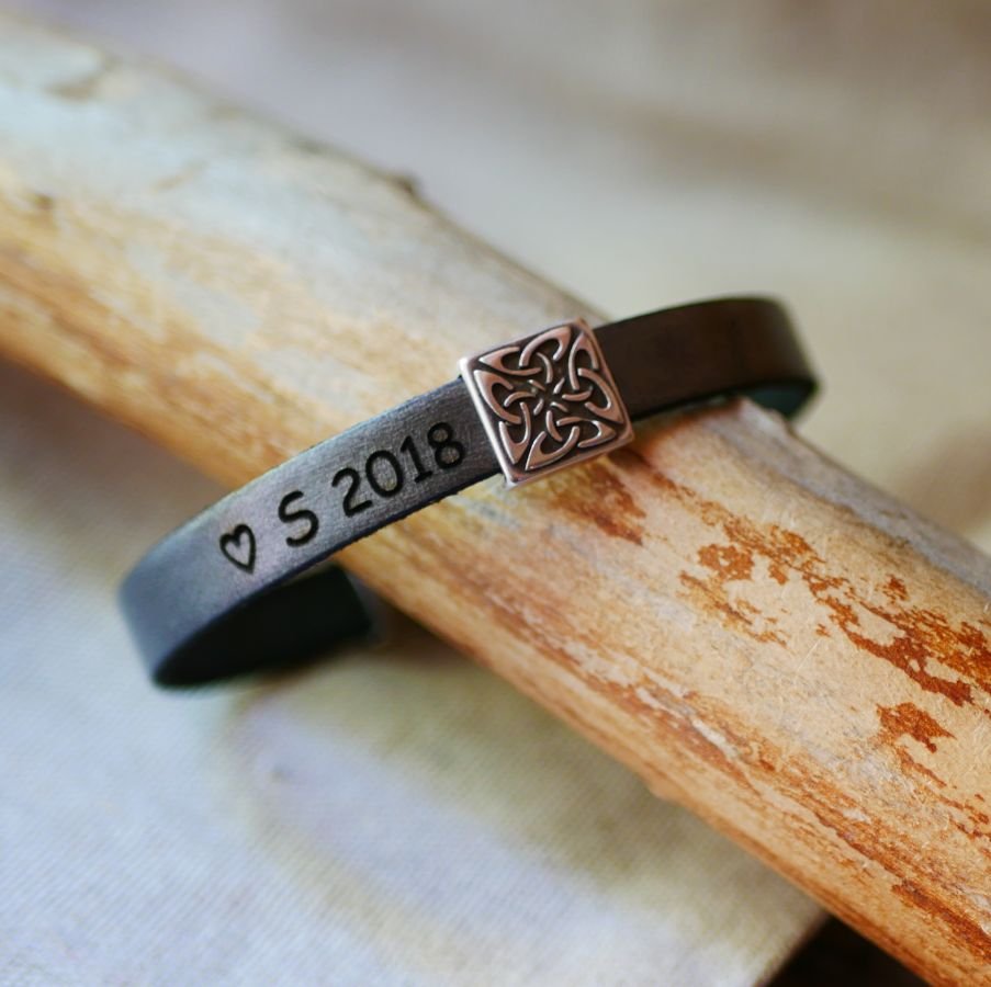 Pulseira de couro decorada com um quadrado celta que pode ser personalizado através de gravura