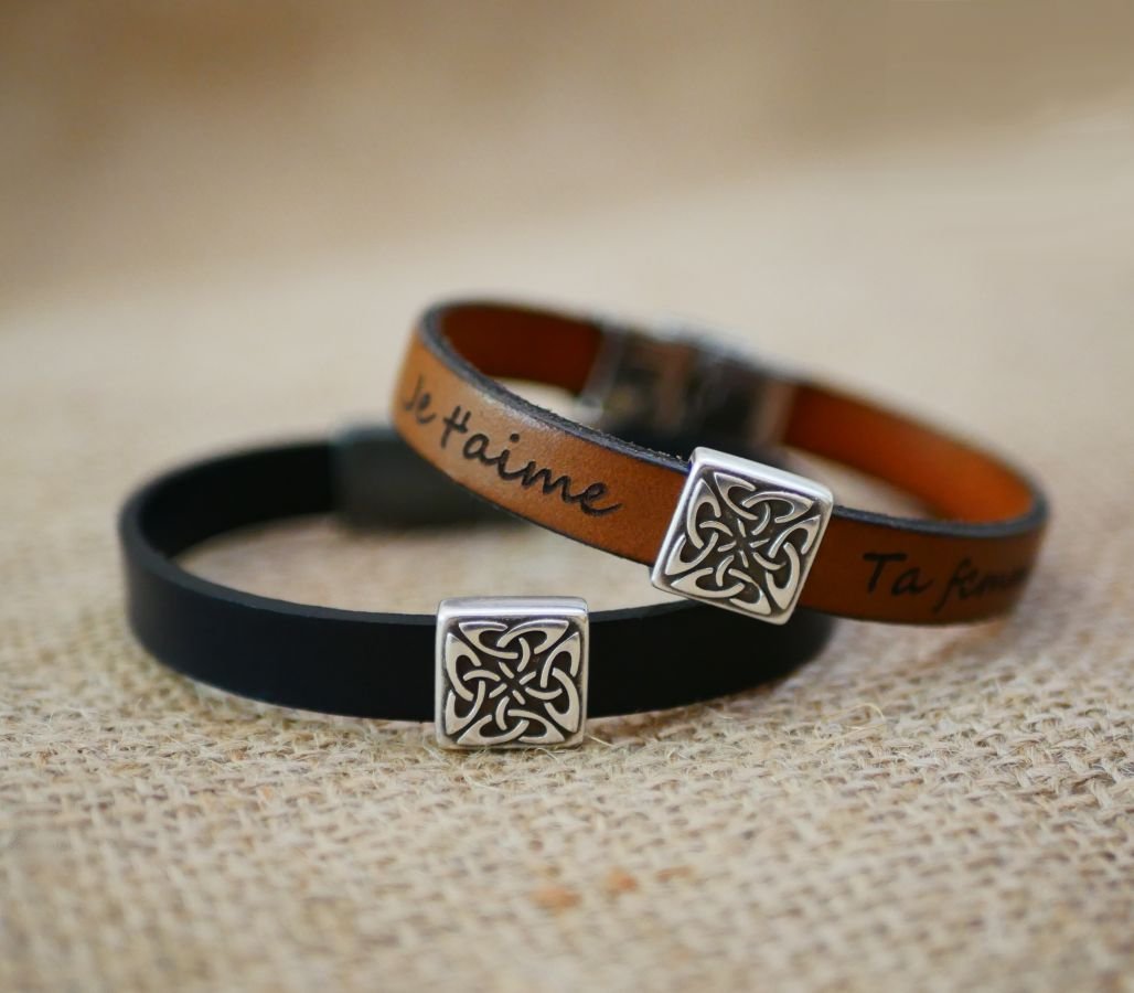 Pulseira de couro decorada com um quadrado celta que pode ser personalizado através de gravura