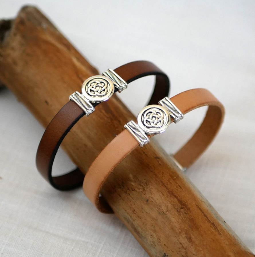 Pulseira de couro decorada com nó celta, personalizável por gravação
