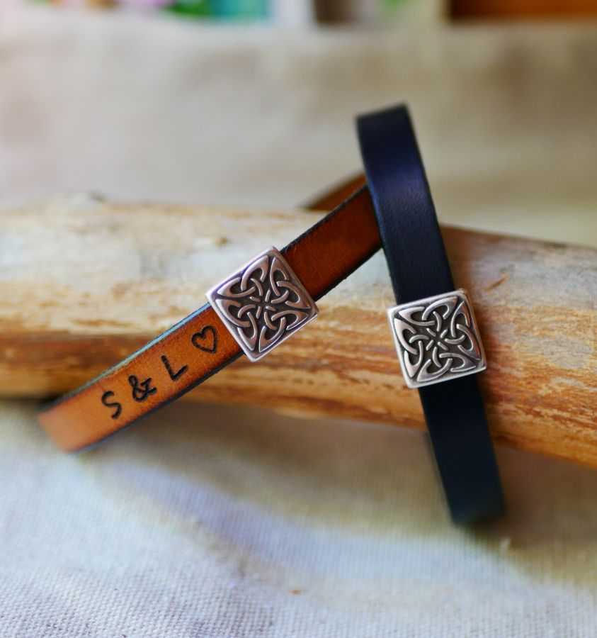 Pulseira de couro decorada com um quadrado celta que pode ser personalizado através de gravura