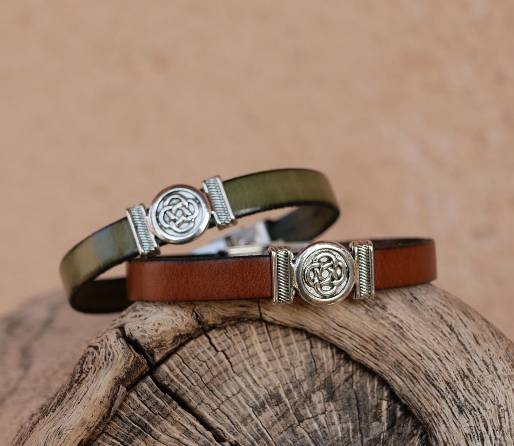 Pulseira de couro decorada com nó celta, personalizável por gravação