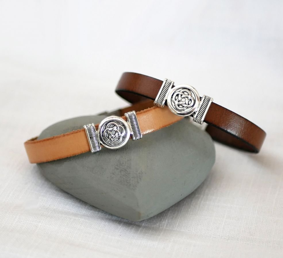 Pulseira de couro decorada com nó celta, personalizável por gravação