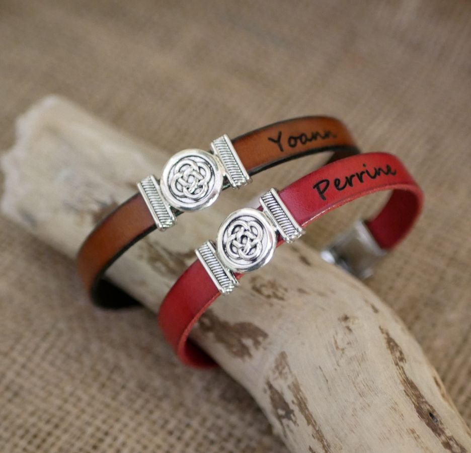 Pulseira de couro decorada com nó celta, personalizável por gravação