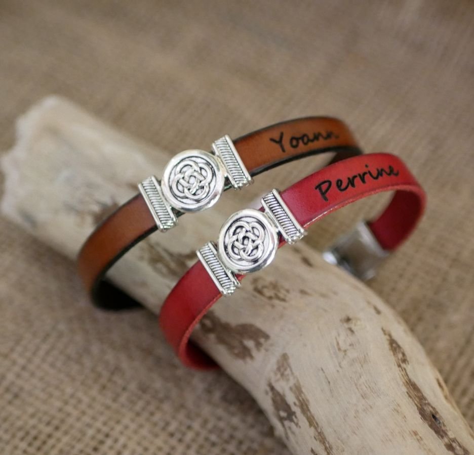 Pulseira de couro decorada com nó celta, personalizável por gravação