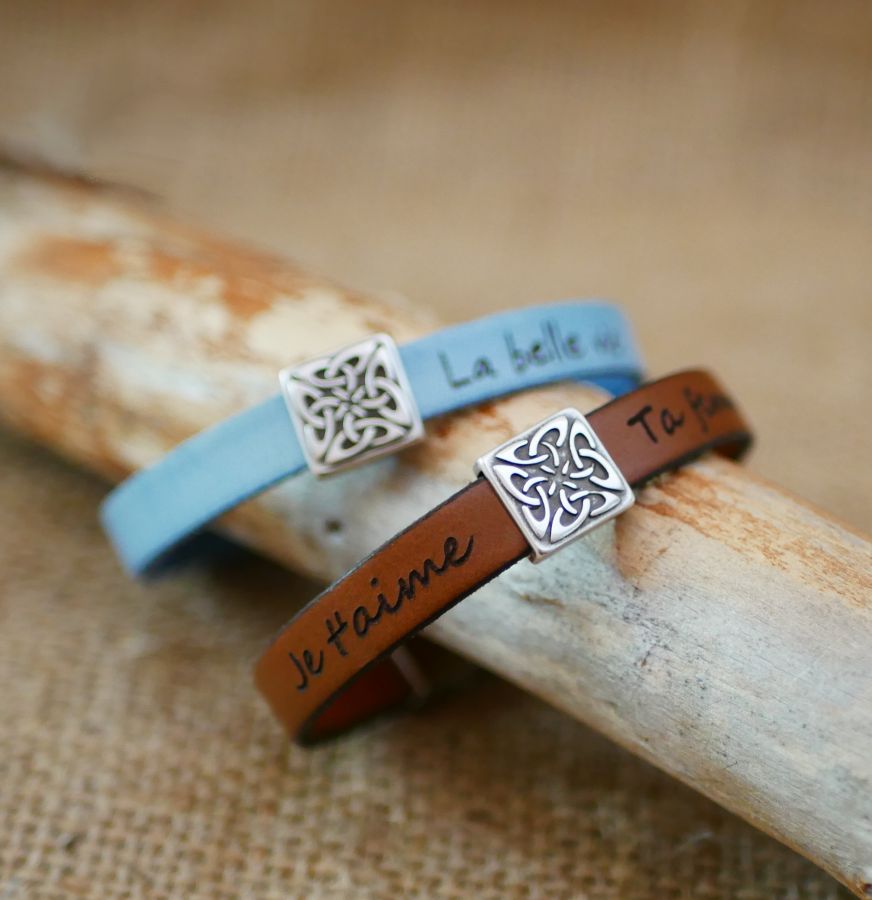 Pulseira de couro decorada com um quadrado celta que pode ser personalizado através de gravura