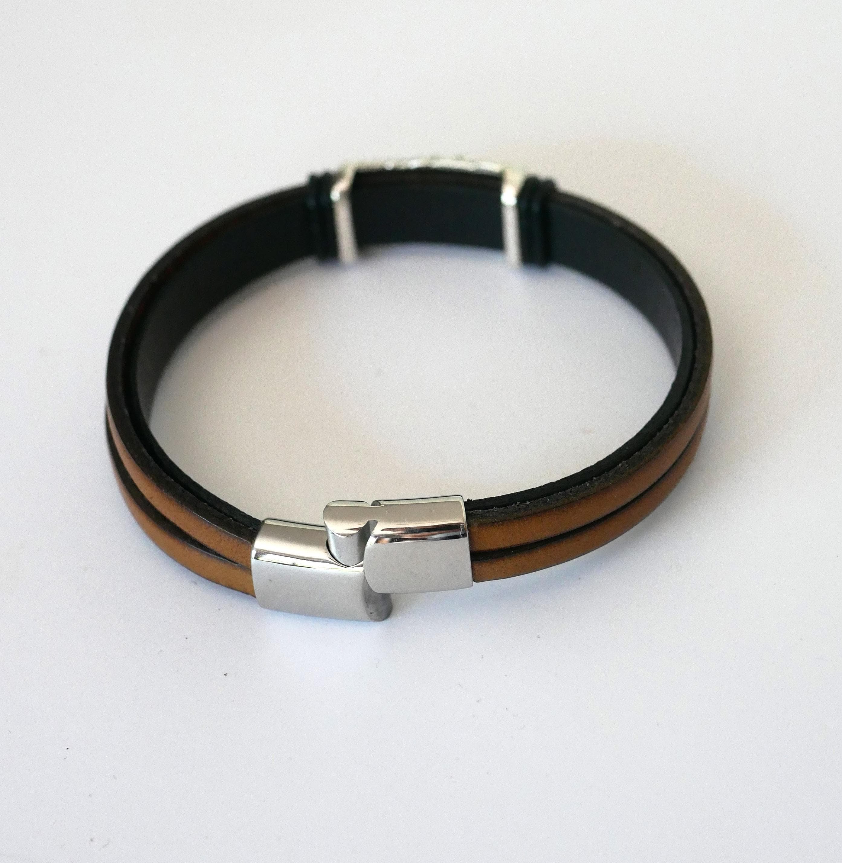 Pulseira de couro castanho com forro de metal entrançado e fecho magnético