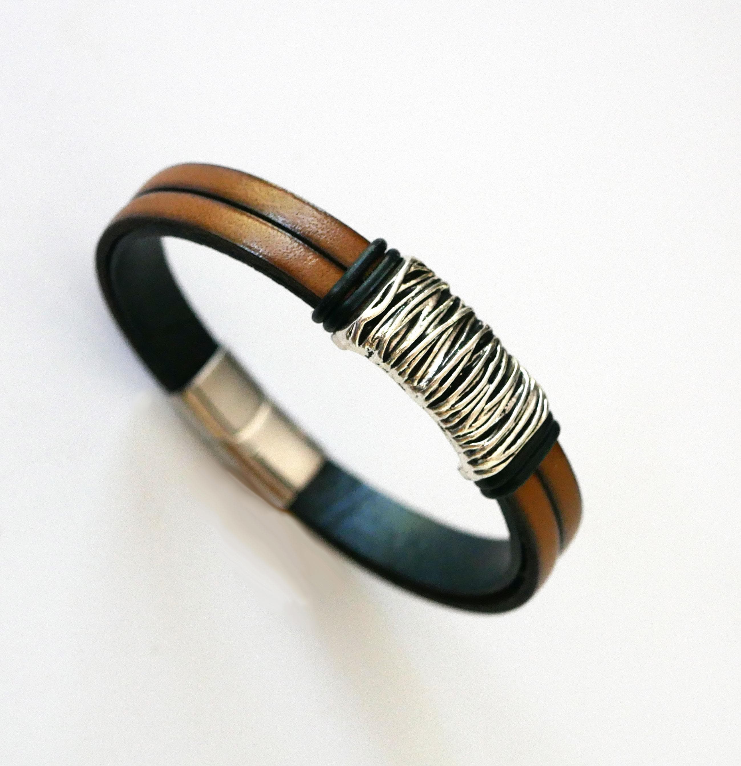 Pulseira de couro castanho com forro de metal entrançado e fecho magnético