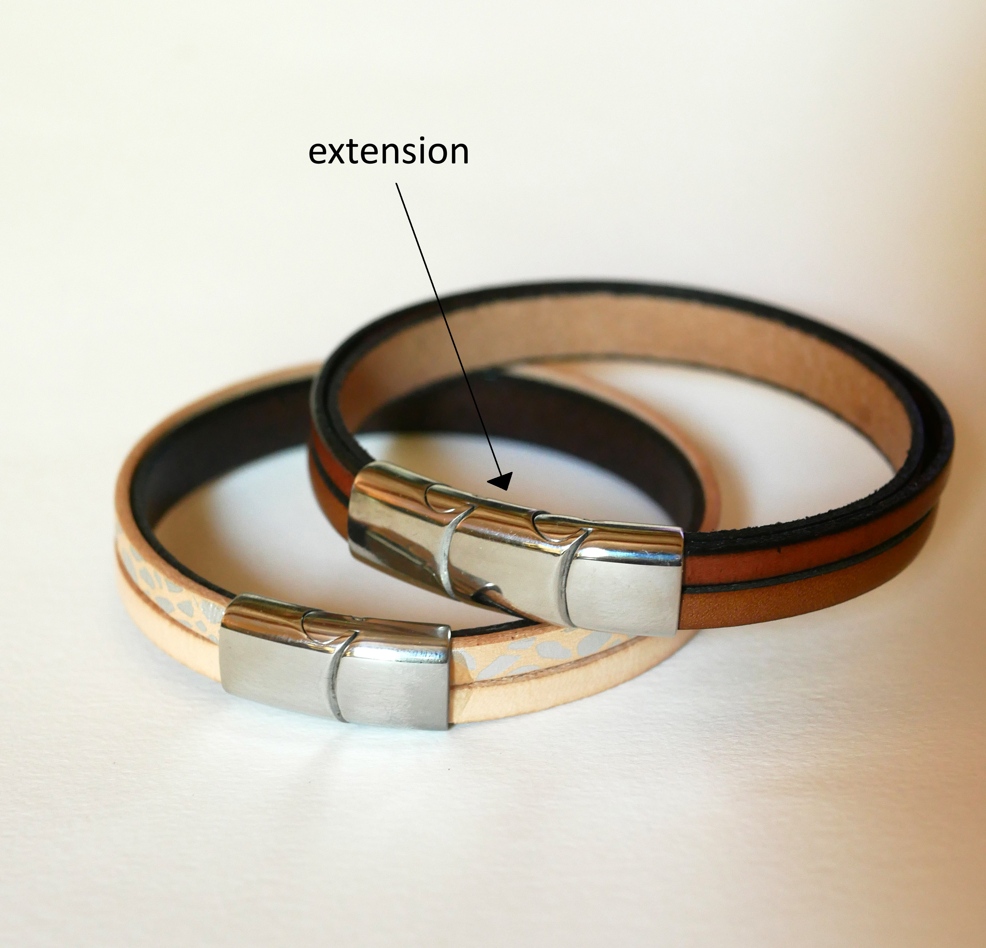 Pulseira de couro castanho com forro de metal entran&ccedil;ado e fecho magn&eacute;tico