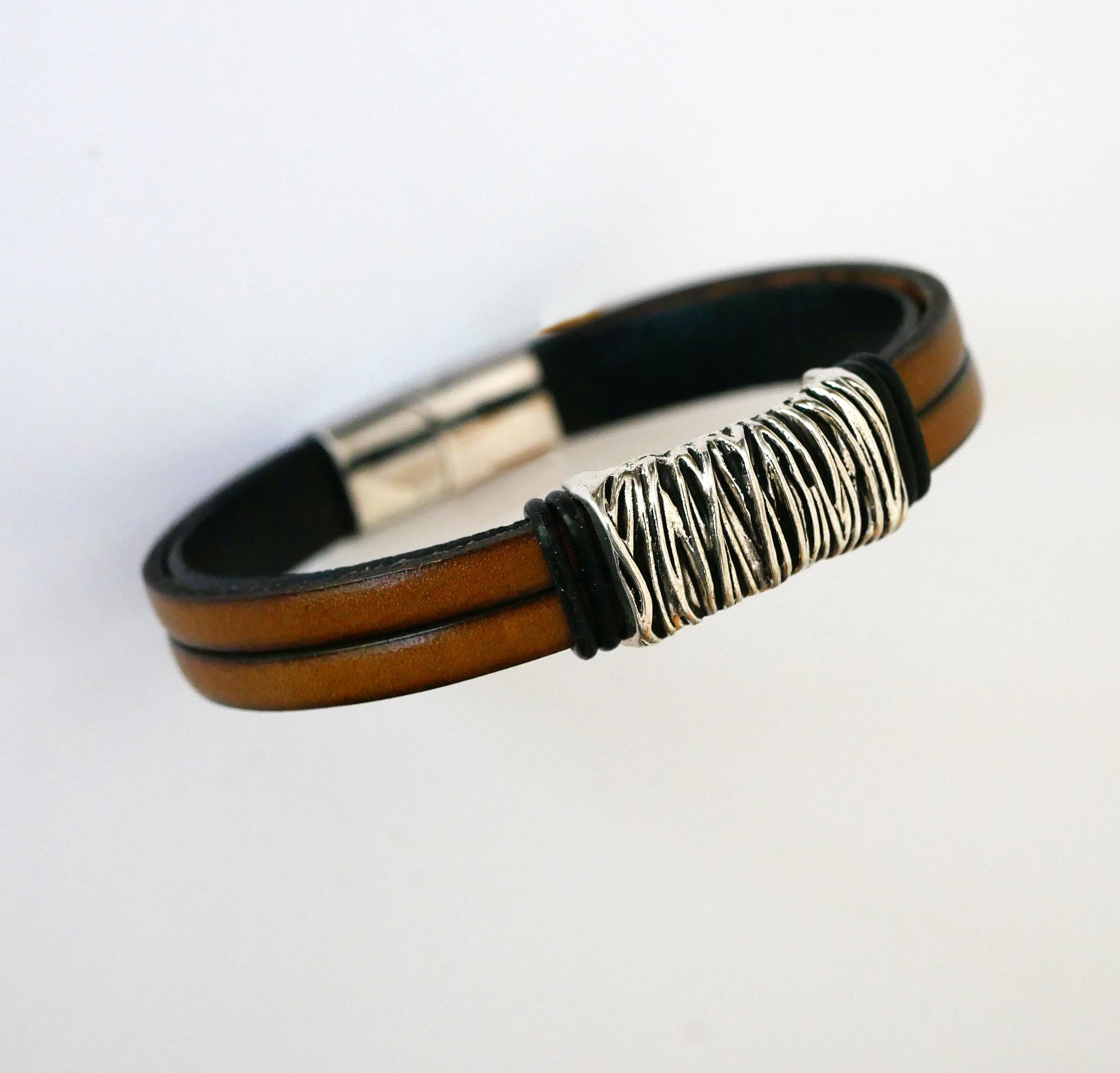 Pulseira de couro castanho com forro de metal entrançado e fecho magnético