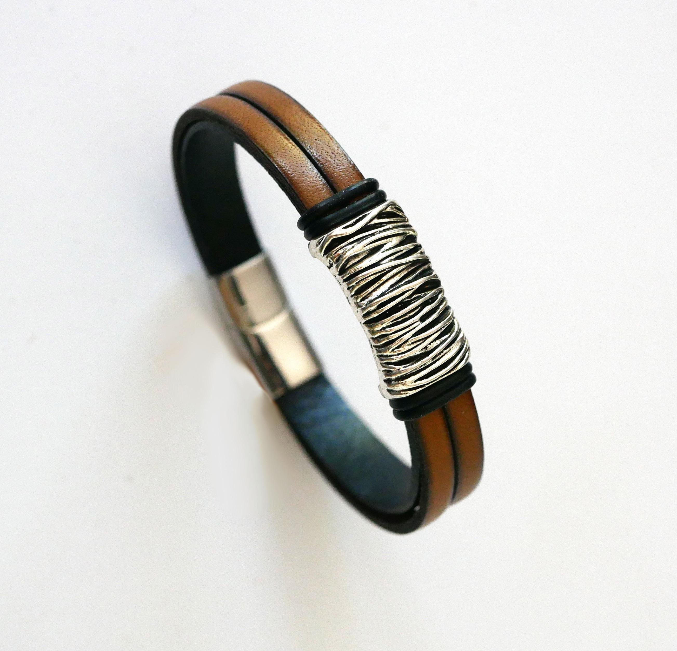 Pulseira de couro castanho com forro de metal entrançado e fecho magnético