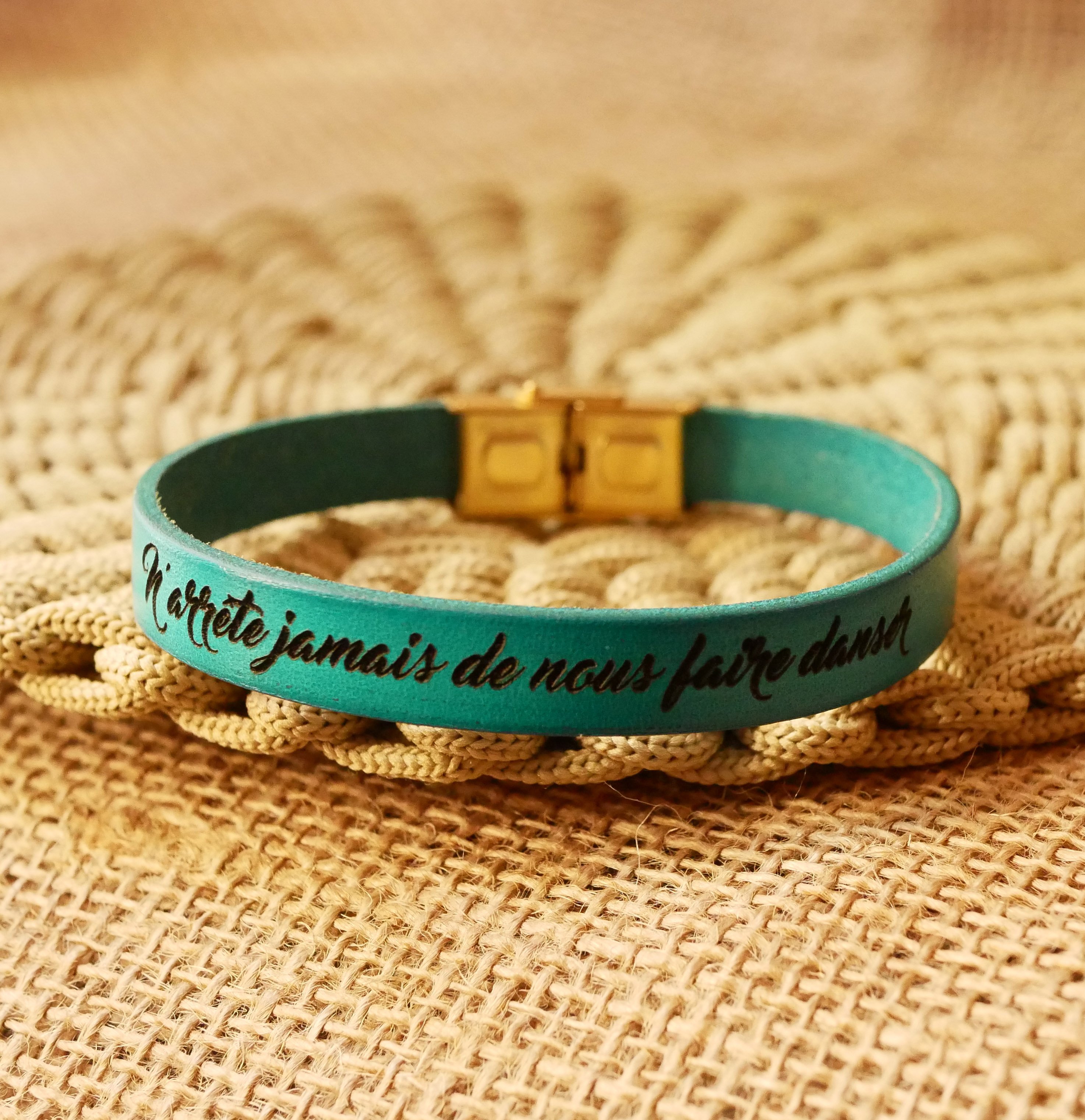 Pulseira de couro mulher fecho dourado personalizada por gravação 