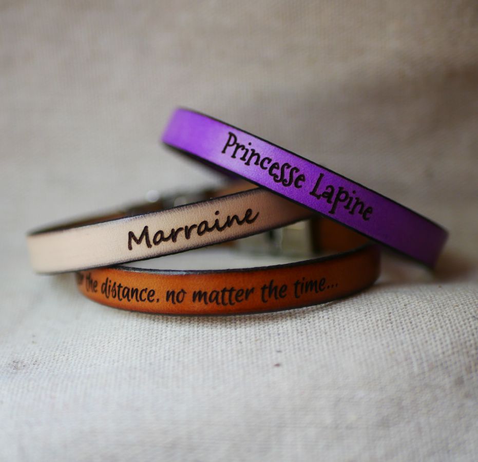 Pulseira de couro mulher fecho dourado personalizada por gravação 