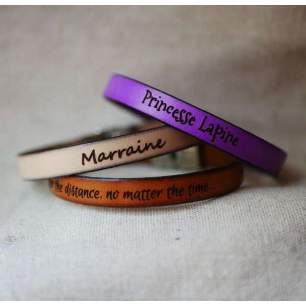 Pulseira de couro mulher fecho dourado personalizada por grava&ccedil;&atilde;o 