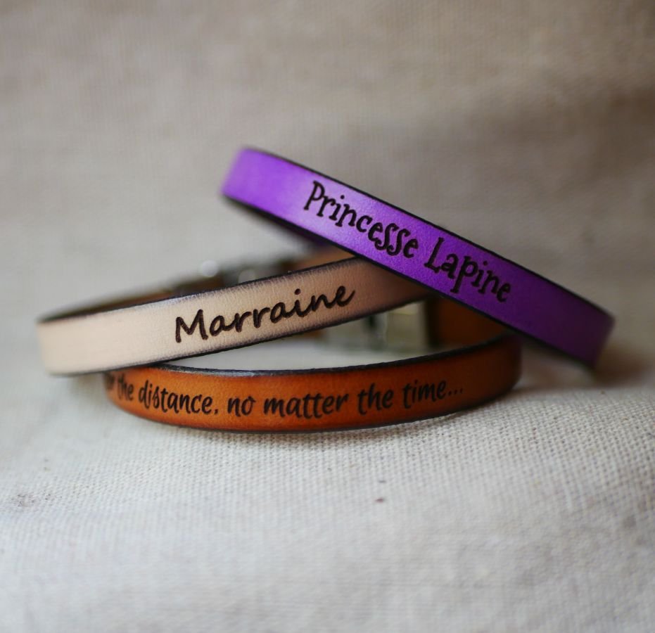 Pulseira de couro mulher fecho dourado personalizada por gravação 
