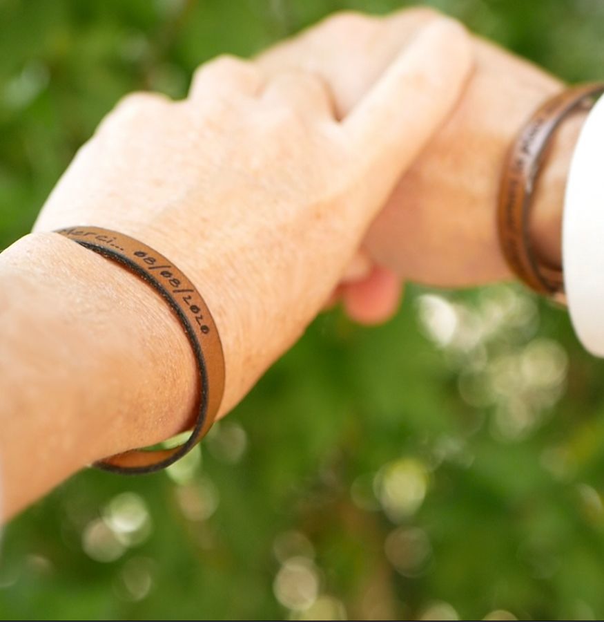 Pulseira de couro gravada personalizada para mulher