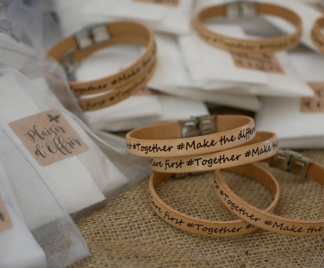 Pulseira de couro gravada personalizada para mulher