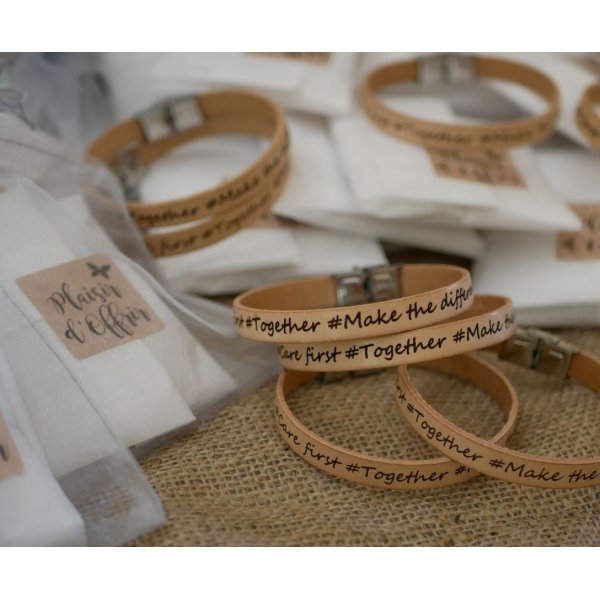 Pulseira de couro gravada personalizada para mulher