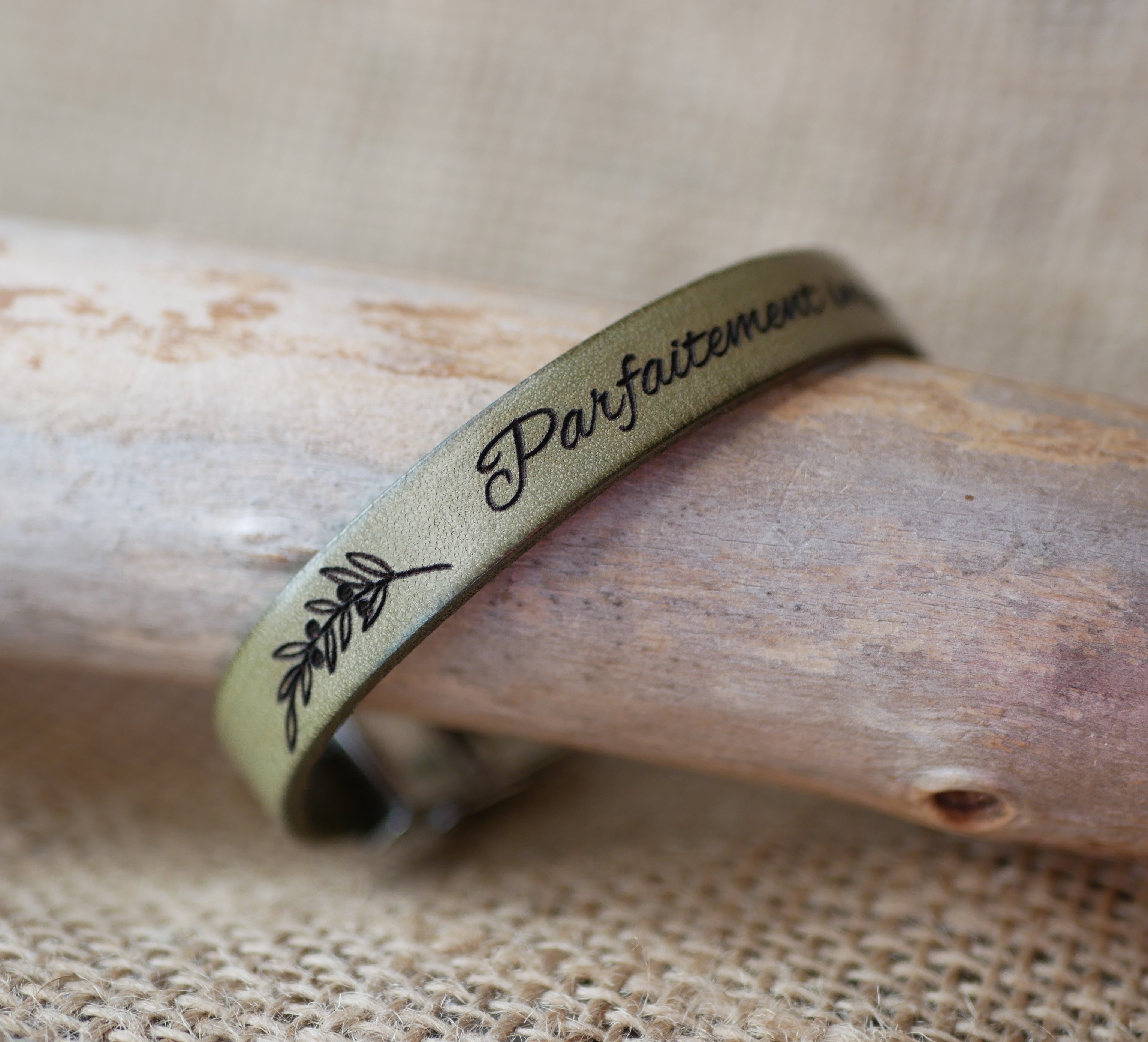 Pulseira de couro gravada personalizada para mulher