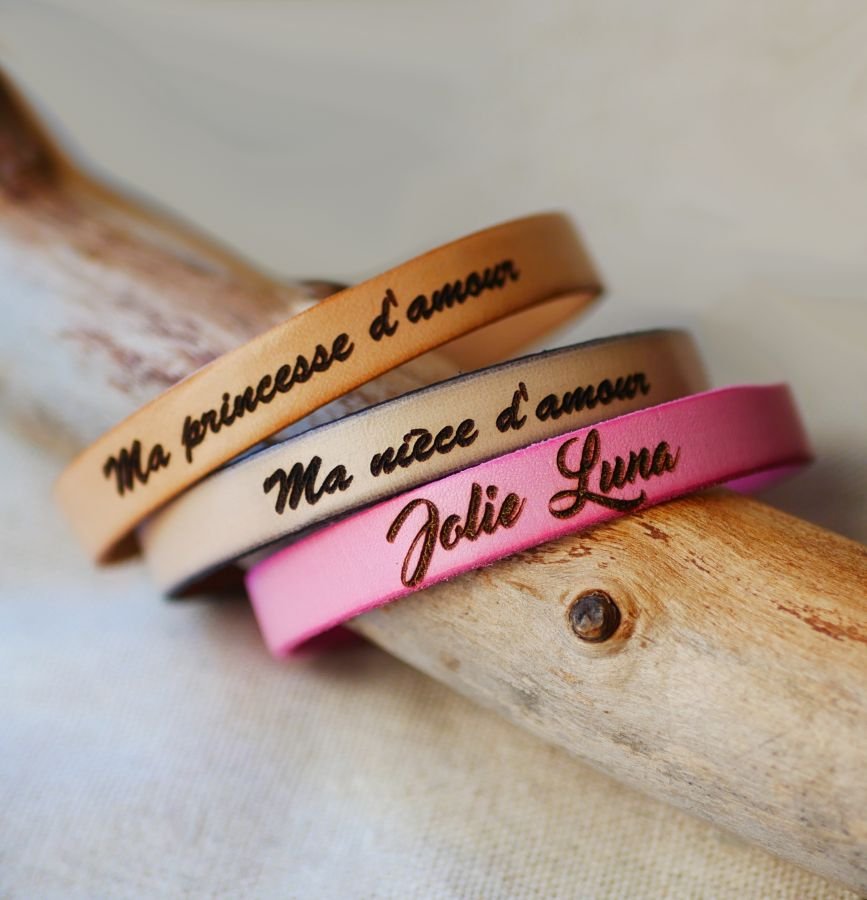 Pulseira de couro mulher fecho dourado personalizada por gravação 