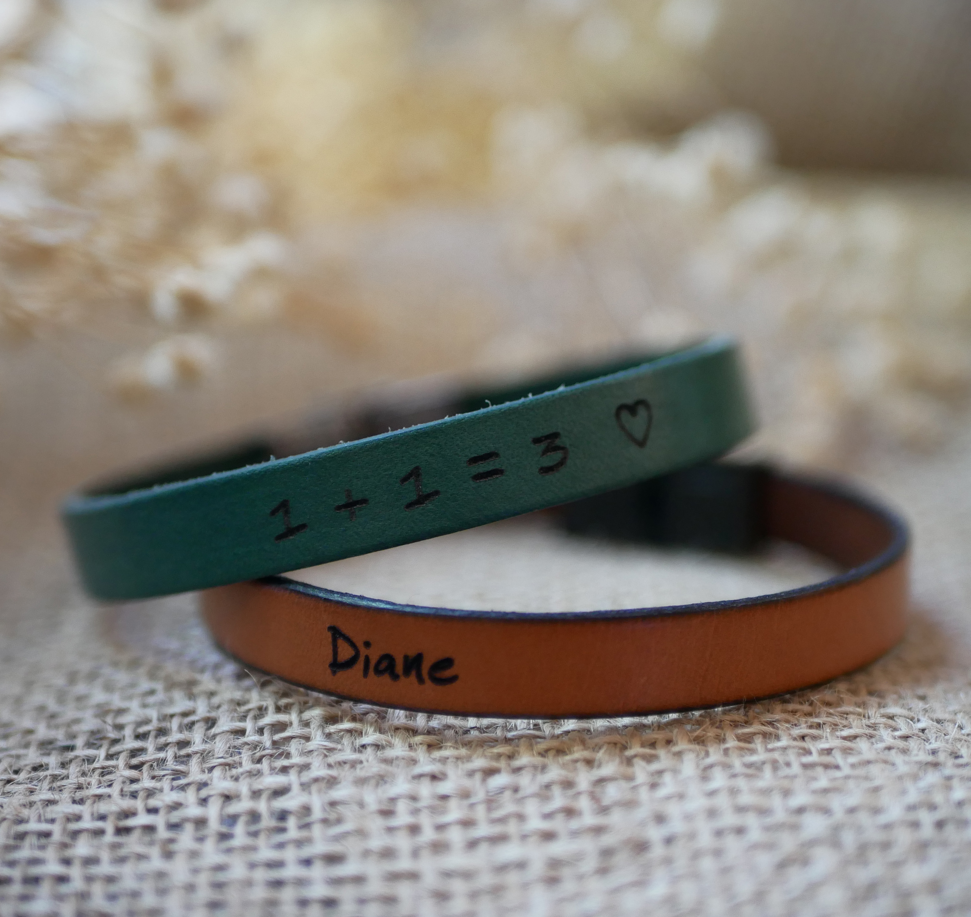 Pulseira de couro gravada personalizada para mulher