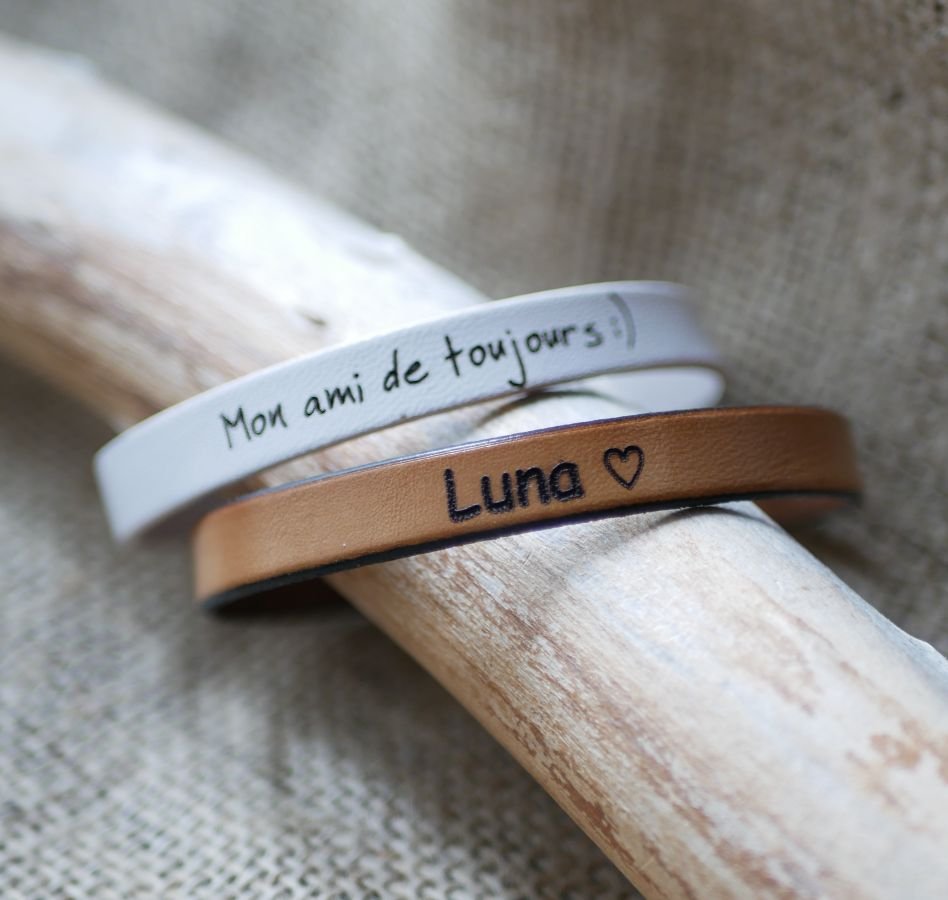 Pulseira de couro mulher fecho dourado personalizada por gravação 