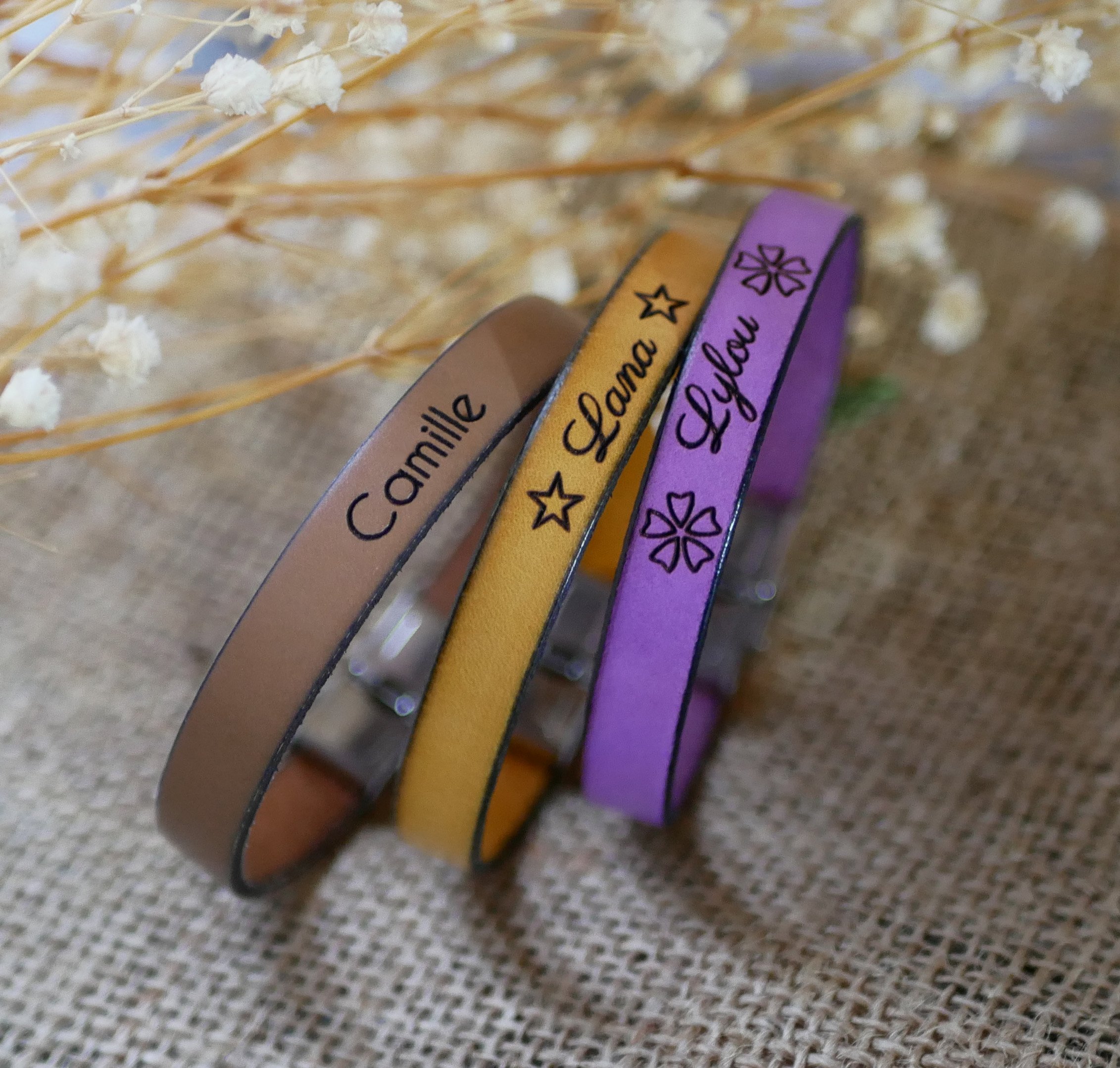 Pulseira de couro mulher fecho dourado personalizada por gravação 