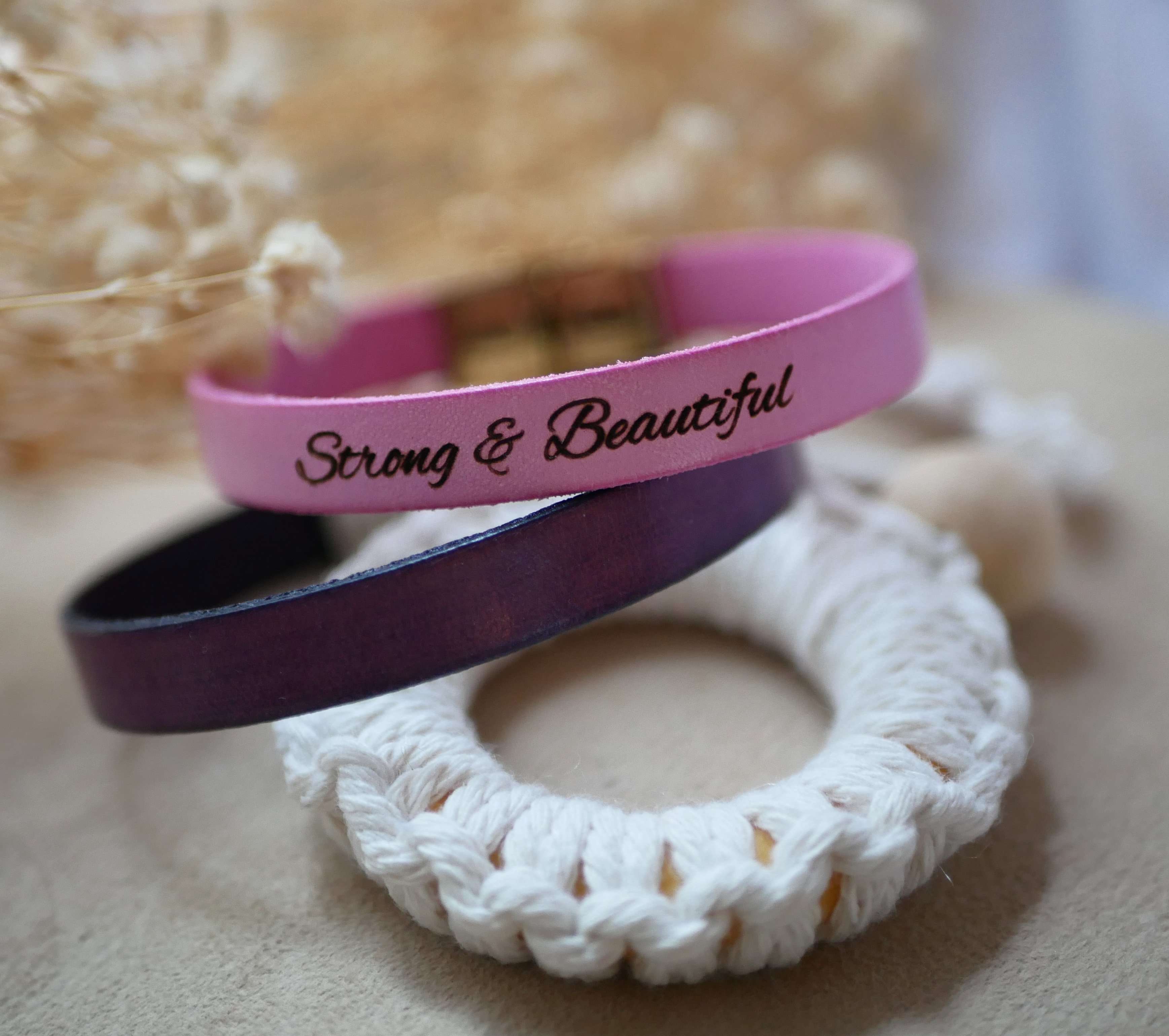 Pulseira de couro gravada personalizada para mulher