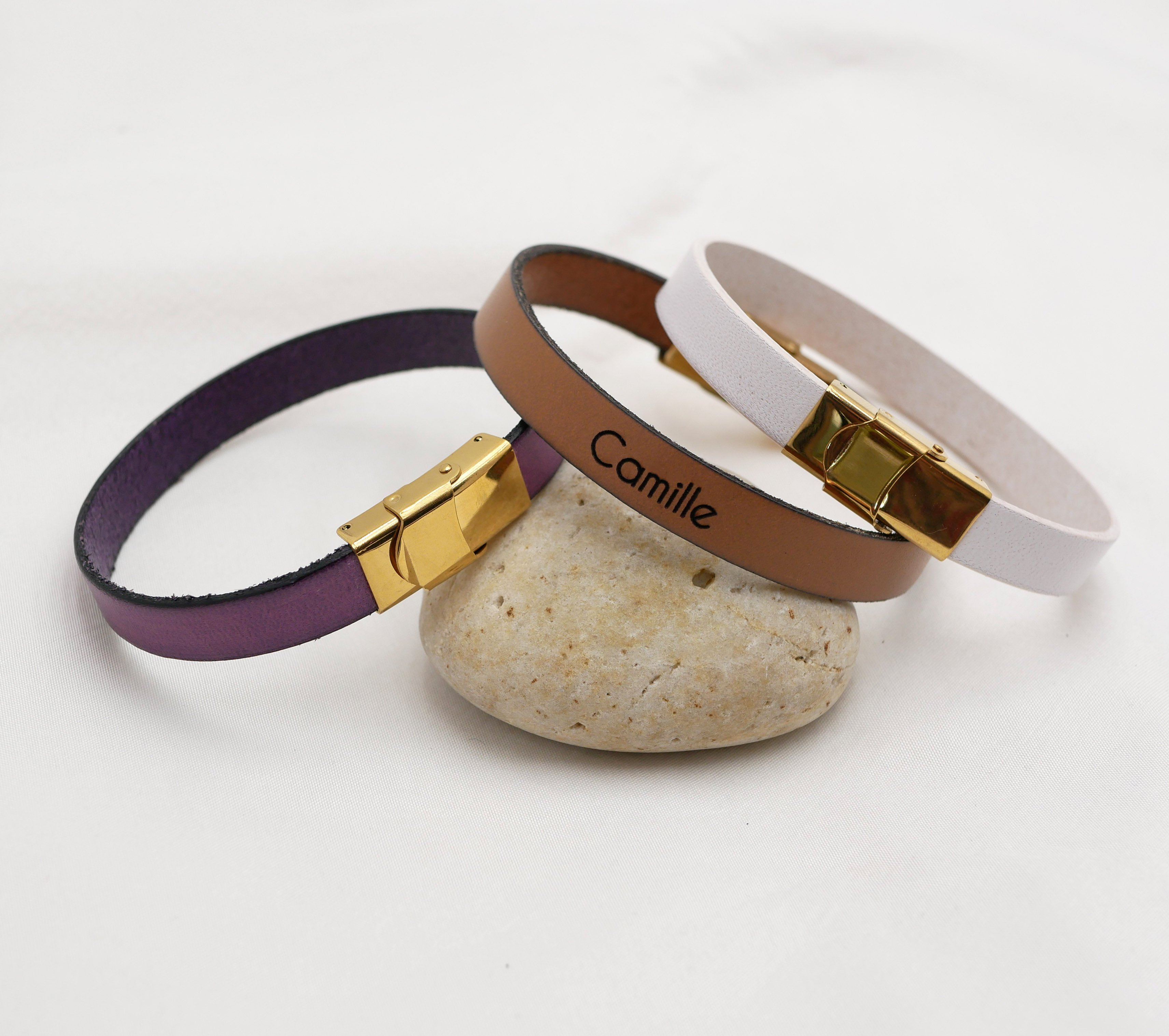 Pulseira de couro mulher fecho dourado personalizada por gravação 