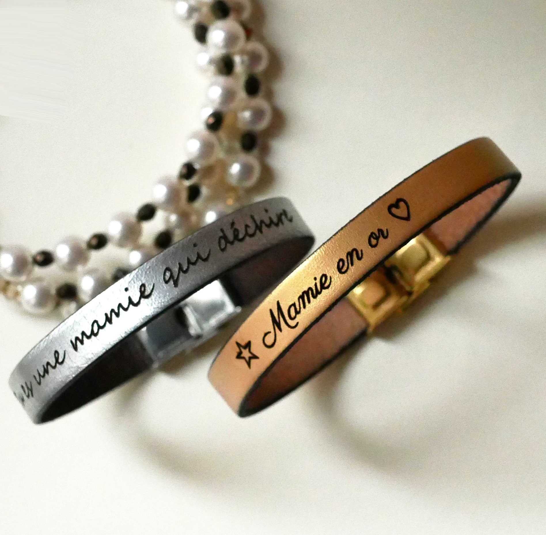 Pulseira de couro gravada personalizada para mulher