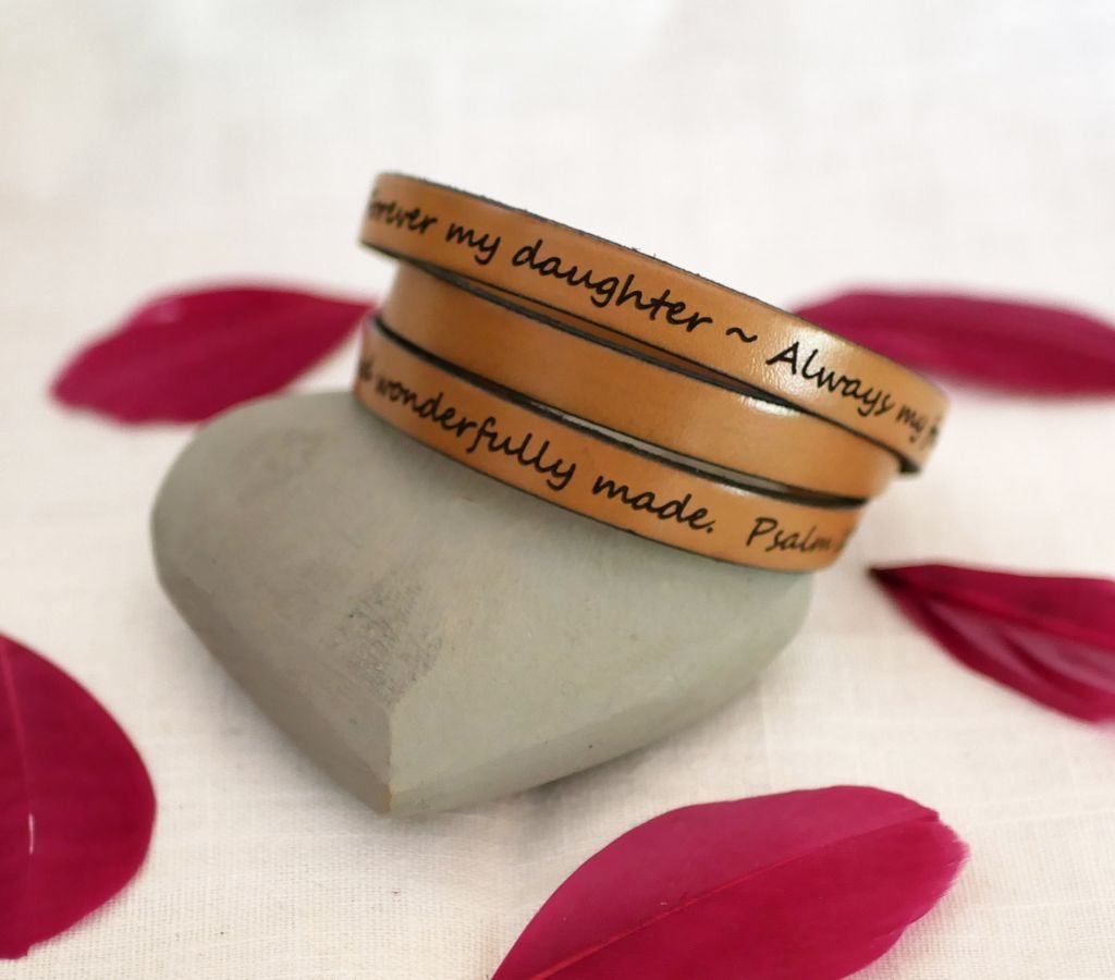 Pulseira de couro mulher tripla volta para personalizar a cor e a gravura 