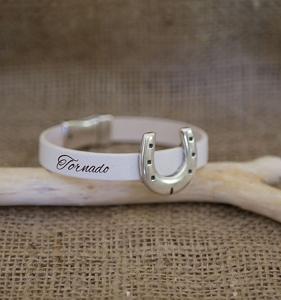 Bracelet en cuir personnalisé avec pendentif fer à cheval.