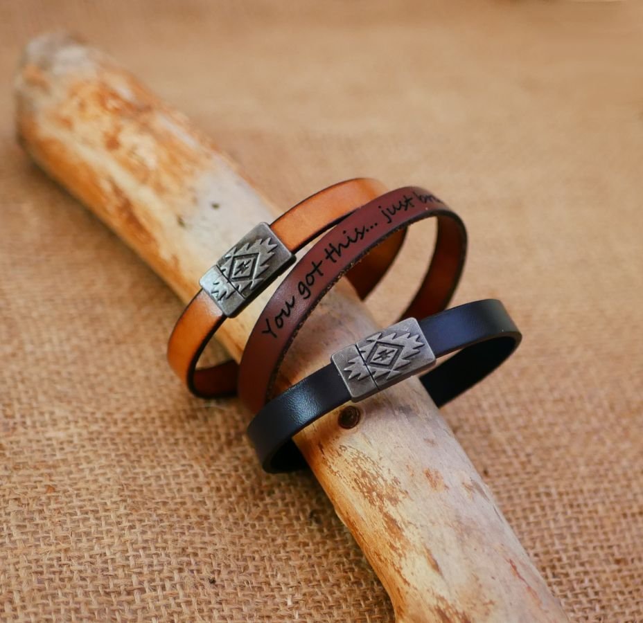 Pulseira de couro com fecho magnético étnico para personalizar