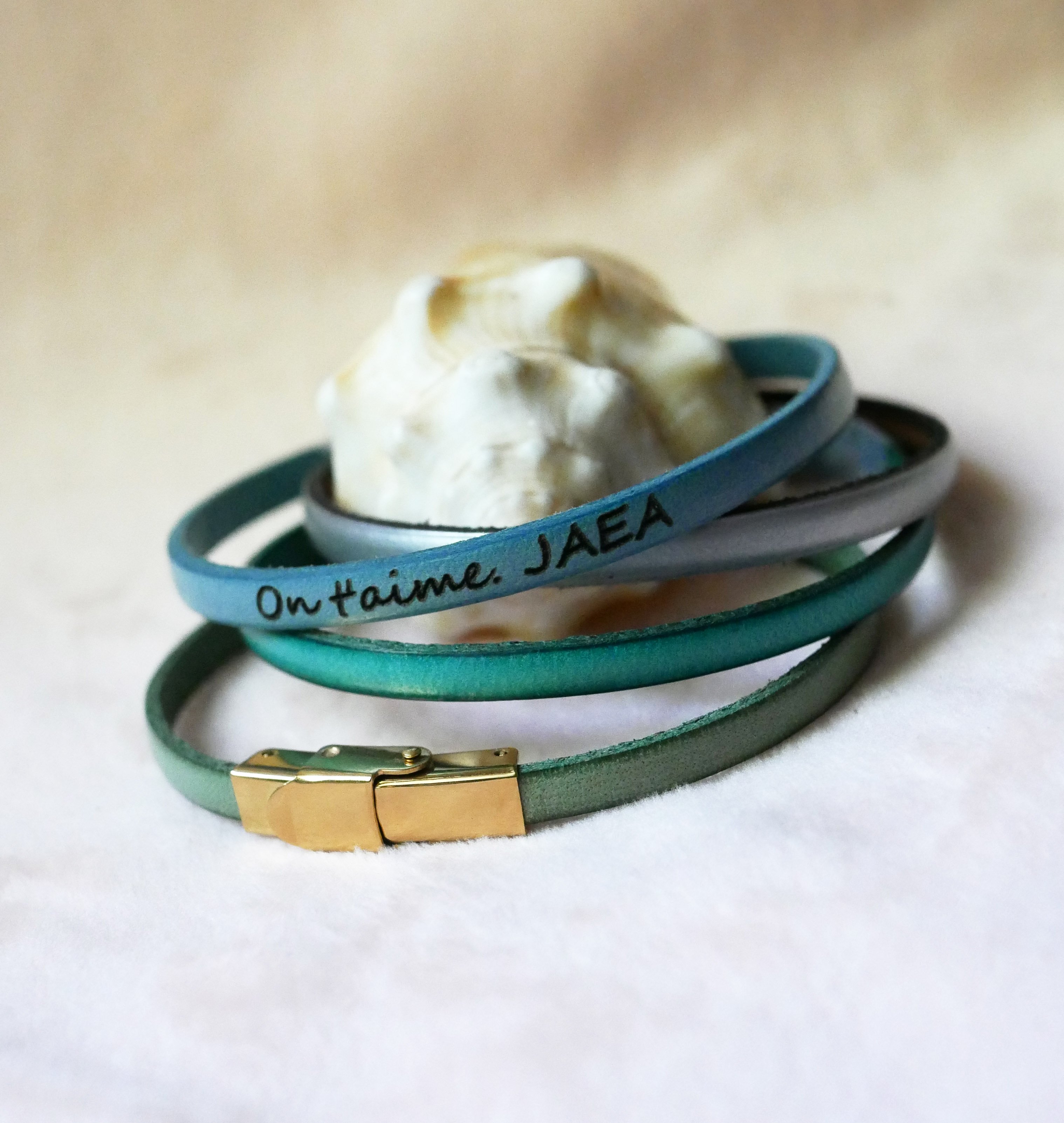 Bracelete em pele fina com fecho dourado ajust&aacute;vel, personaliz&aacute;vel atrav&eacute;s de grava&ccedil;&atilde;o 