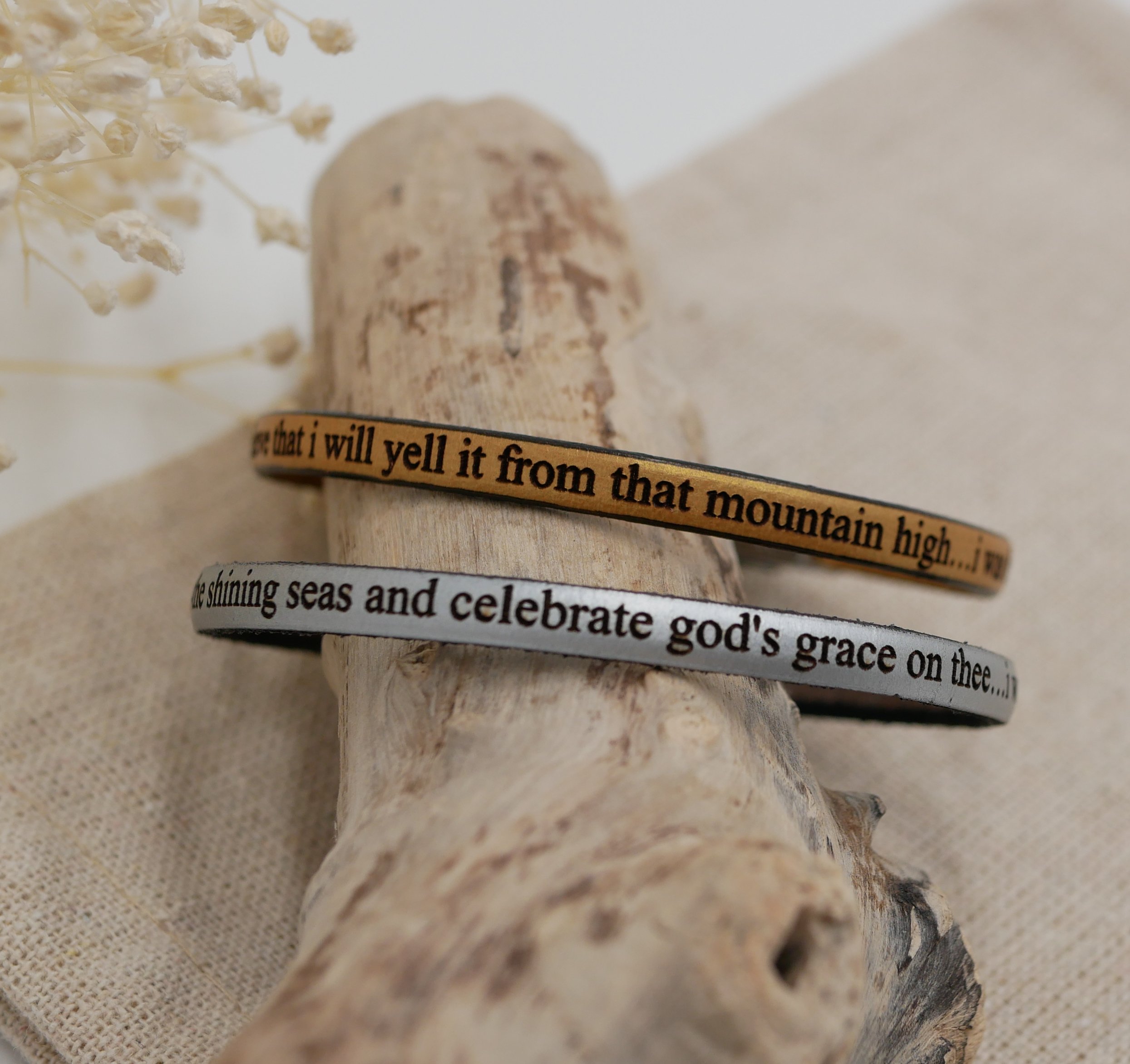 Pulseira em pele fina com fecho magnético dourado, personalizada com gravação 