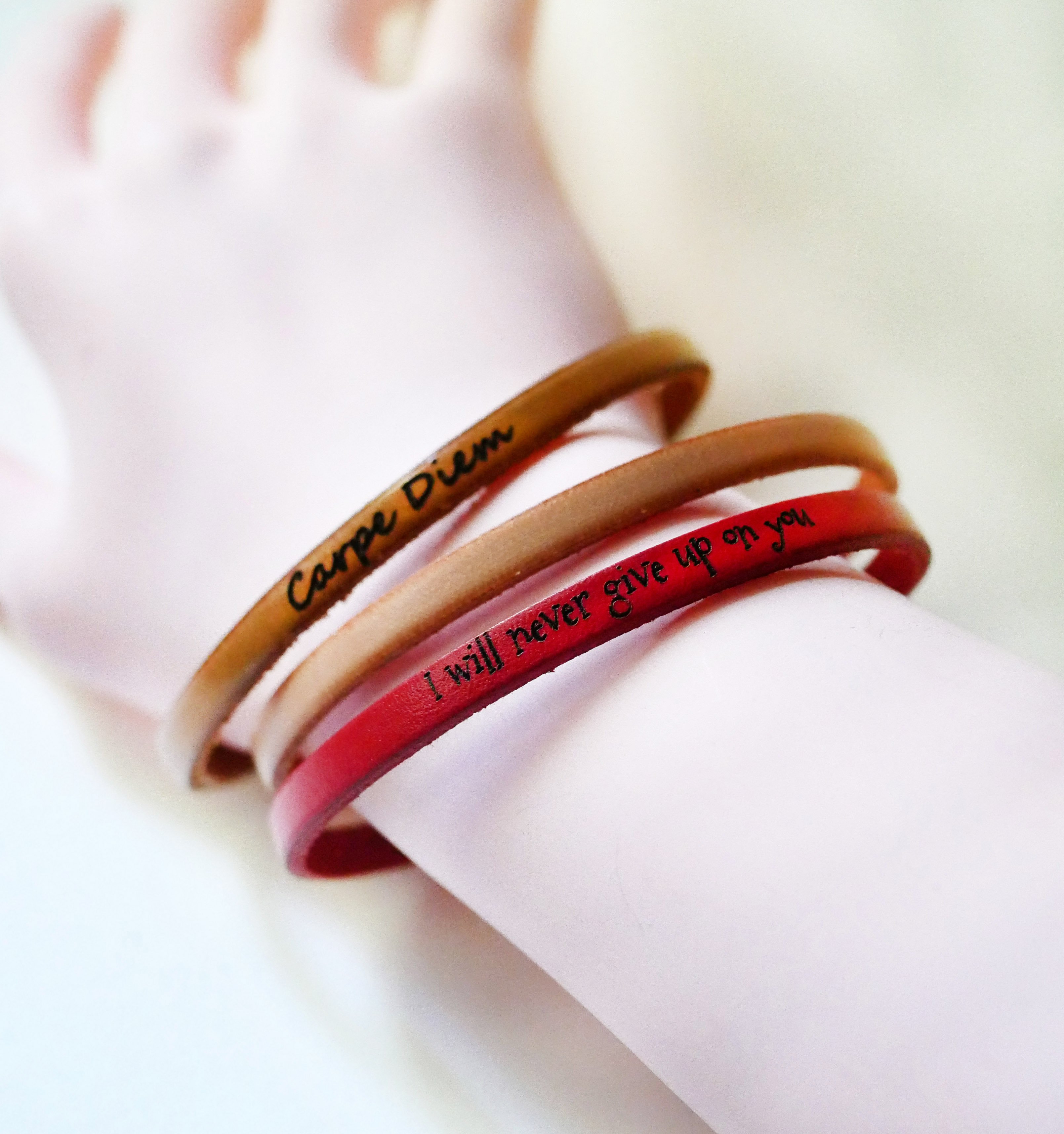 Bracelete em pele fina com fecho dourado ajust&aacute;vel, personaliz&aacute;vel atrav&eacute;s de grava&ccedil;&atilde;o 